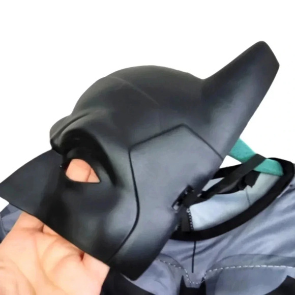 Childs BATMAN costume W/cape and mask Size Large - Picture 10 of 12